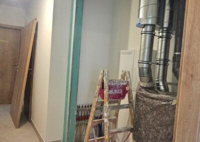 Mur r&eacute;nov&eacute; et repeint avec soin : peinture soign&eacute;e dans une salle &agrave; manger &agrave; Esch-sur-Alzette