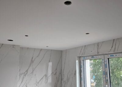 Chantier termin&eacute; &ndash; rendu peinture : peinture sur murs neufs apr&egrave;s pl&acirc;trerie dans une pi&egrave;ce de vie lumineuse