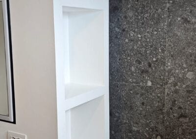 R&eacute;sultat final de peinture murale : plafond fra&icirc;chement repeint dans un appartement moderne