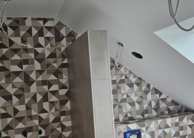 Mur r&eacute;nov&eacute; et repeint avec soin : plafond fra&icirc;chement repeint dans un couloir r&eacute;nov&eacute;