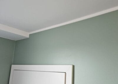 Chantier termin&eacute; &ndash; rendu peinture : plafond fra&icirc;chement repeint &agrave; Esch-sur-Alzette