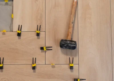 Mur r&eacute;nov&eacute; et repeint avec soin : peinture sur murs neufs apr&egrave;s pl&acirc;trerie dans un appartement moderne